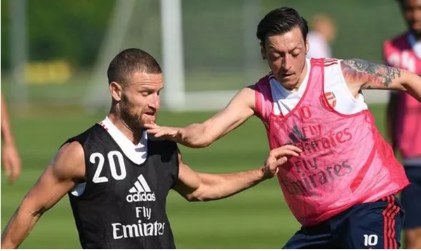 Bị ghẻ lạnh và đây là thái độ của Mesut Ozil trên sân tập