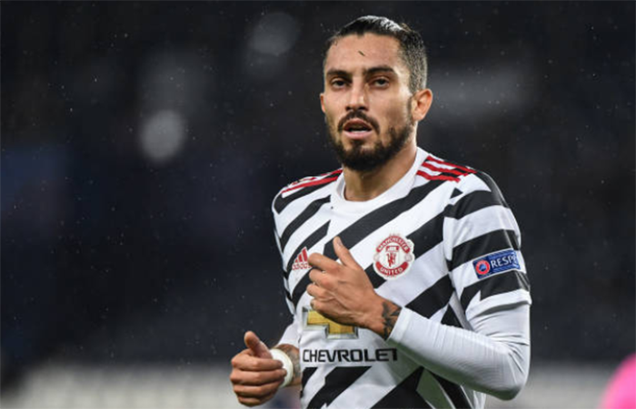Dương tính với COVID-19, Alex Telles gửi tâm thư đến CĐV Quỷ đỏ