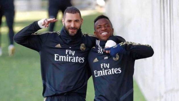 Benzema và Vinicius ôm vai bá cổ, như chưa hề có xích mích