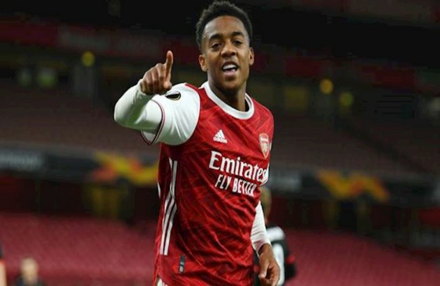 "Cầu thủ Arsenal đó chẳng biết đứng ở đâu trên sân"