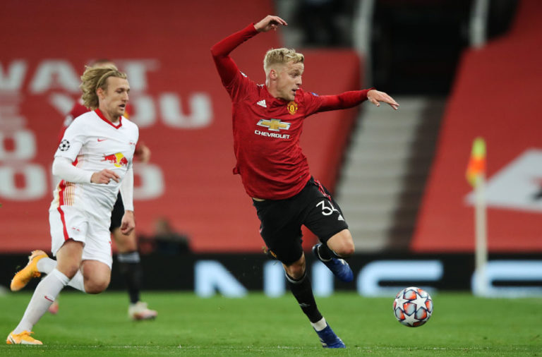 Ảnh bài viết Gary Neville dùng 1 từ để miêu tả màn trình diễn của Van de Beek trận Leipzig