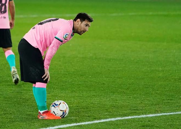 SỐC! Messi thoát thẻ đỏ khó tin dù 'thái độ' với trọng tài chính