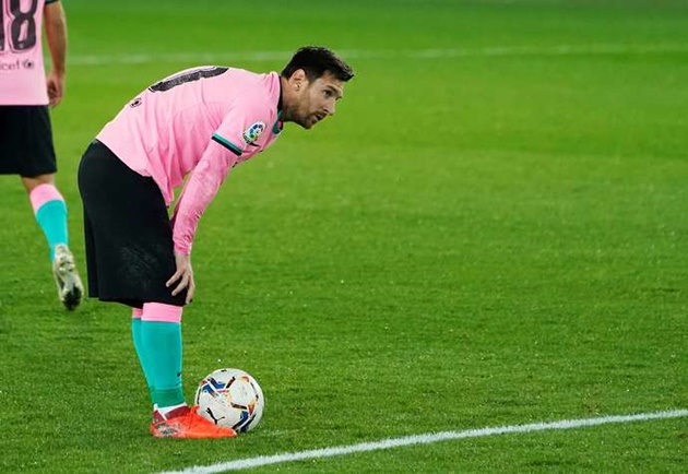 Messi bình an vô sự sau khi "dằn mặt" trọng tài, NHM tỏ rõ sự bất bình