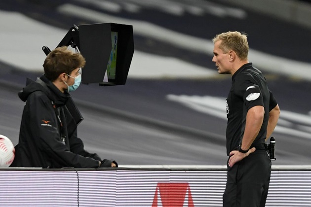 Tottenham giành 3 điểm, Mourinho vẫn cay cú trọng tài chính