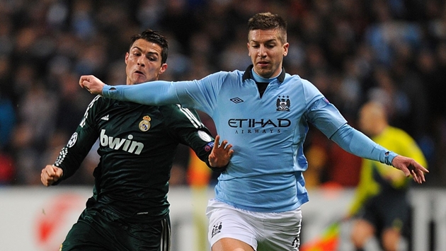Tham vọng lật đổ Juve, Milan hỏi mua cựu trung vệ Man City