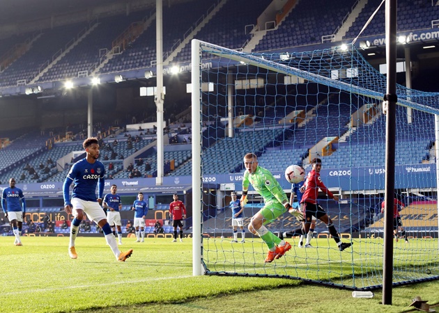 Trừng phạt Everton quá đẳng cấp, Man Utd 'xịn' CĐV muốn thấy đã trở lại