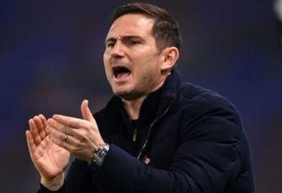 Nóng mắt với sao Chelsea ấm ớ, Lampard ra lệnh chuyền bóng ngay cho 2 đồng đội