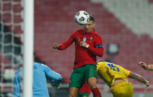 Ronaldo lại "bay giữa ngân hà", Bồ Đào Nha hủy diệt đối thủ 7-0