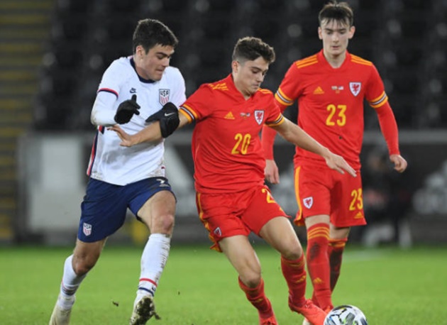 Không có Giggs, Xứ Wales hòa nhạt nhẽo, Bale lôi MacBook ra xem
