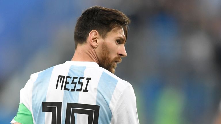 Quá tức tối, Messi hét: "Ông phá chúng tôi 2 lần"