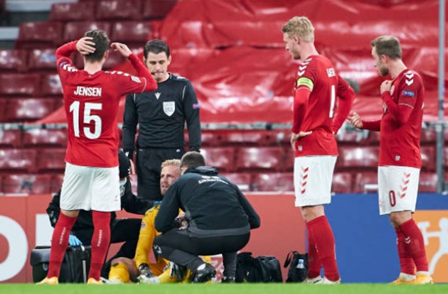 Nỗi khiếp đảm Cech tái hiện, Kasper Schmeichel gục xuống sân đáng sợ