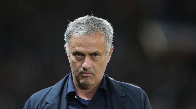 Thẳng tay gạt bỏ "công thần", Mourinho lại gây sốc