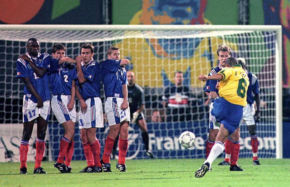 Top 10 hậu vệ ghi nhiều bàn thắng nhất thế kỷ 21: Roberto Carlos chào thua "hậu bối"
