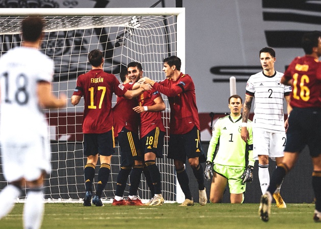 Sao Man City lập hat-trick, Tây Ban Nha 'thảm sát' Đức không tưởng