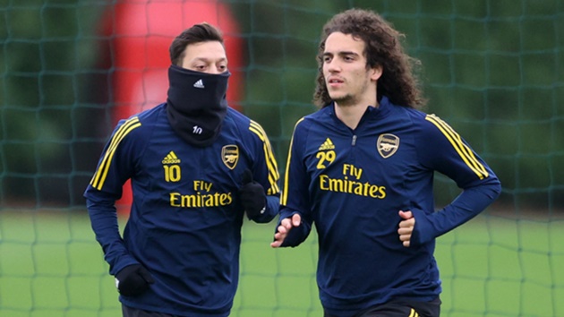 "Thật rắc rối khi huấn luyện cầu thủ Arsenal đó, cậu ta làm tôi bực mình"