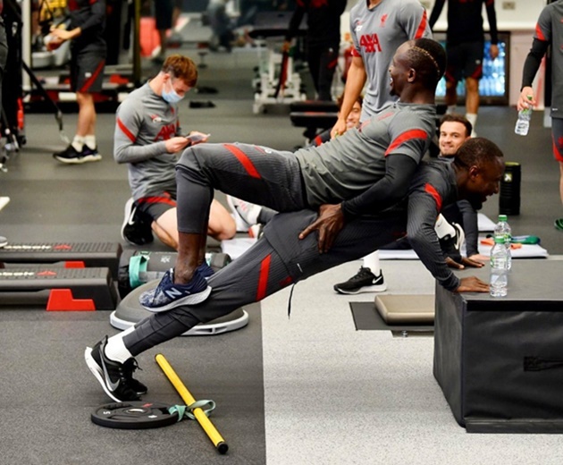 NHM tá hỏa khi chứng kiến "đôi chân pha lê" chơi dại trong khu tập luyện Liverpool