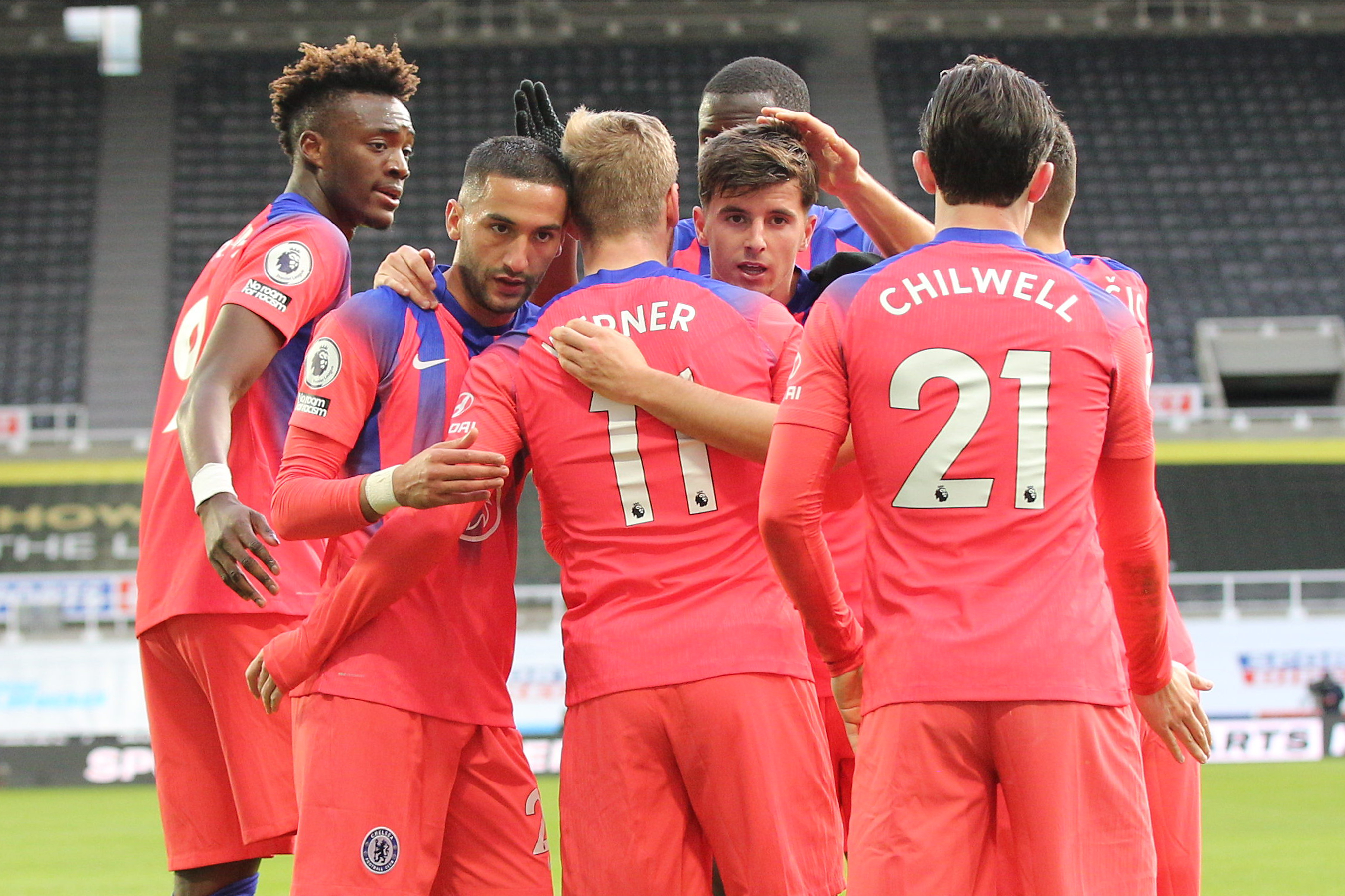 Thống trị sân khách, Chelsea tạm leo lên ngôi đầu