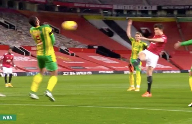 CHOÁNG: Quả volley của Maguire khiến hậu vệ West Brom nằm sân