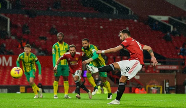 Cách đá penalty của Bruno Fernandes đã bị bắt bài?