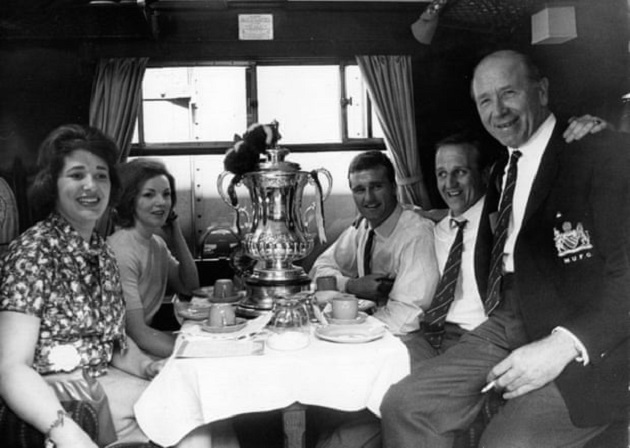 Huyền thoại Man United, bạn thân Sir Bobby qua đời