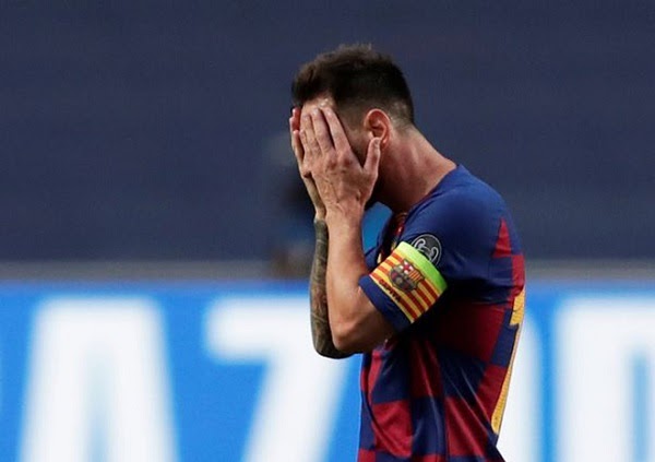 Lộ hình ảnh nội bộ Barca, Messi cúi gằm mặt cô lập