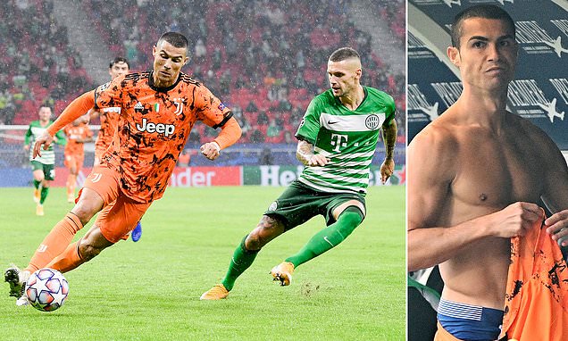 Ảnh bài viết Bị kèm quá chặt, Ronaldo bực bội từ chối đổi áo