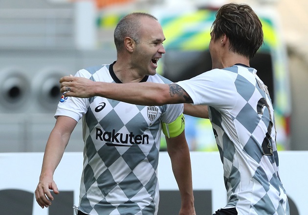 Rực sáng trước đội bóng của Cannavaro, Iniesta mang đội nhà vào vòng 16 đội Champions League