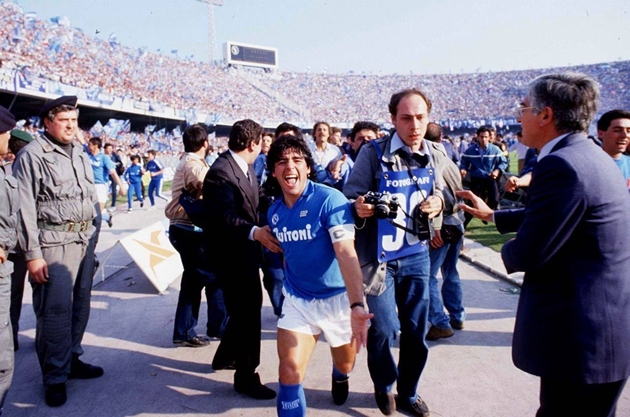 Huyền thoại? Không, Diego Maradona là "thánh bảo hộ" của Napoli!