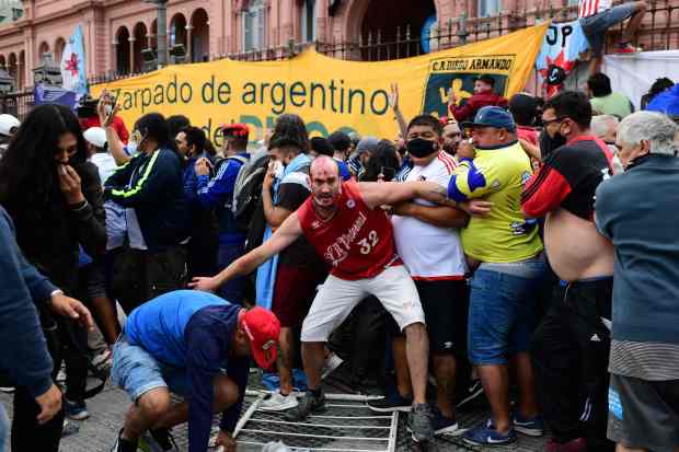 Máu và nước mắt đã rơi! Đám tang Diego Maradona chìm trong bạo loạn