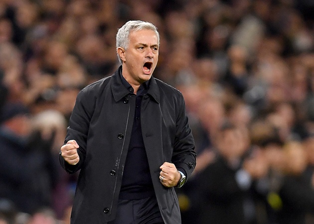 Mourinho: 'CLB khác mua sắm điên rồ. Chúng tôi phải khôn ngoan'