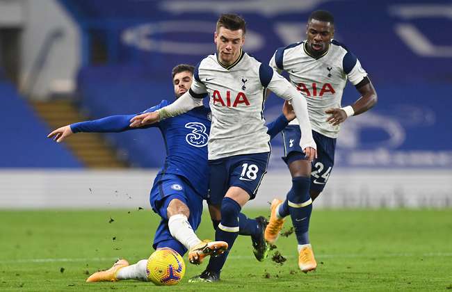 Đang tâm sự với Thiago Silva, sao Tottenham bị đồng đội đến chất vấn 