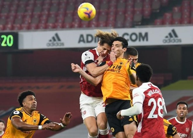 Pha va chạm kinh hoàng của David Luiz với Raul Jimenez