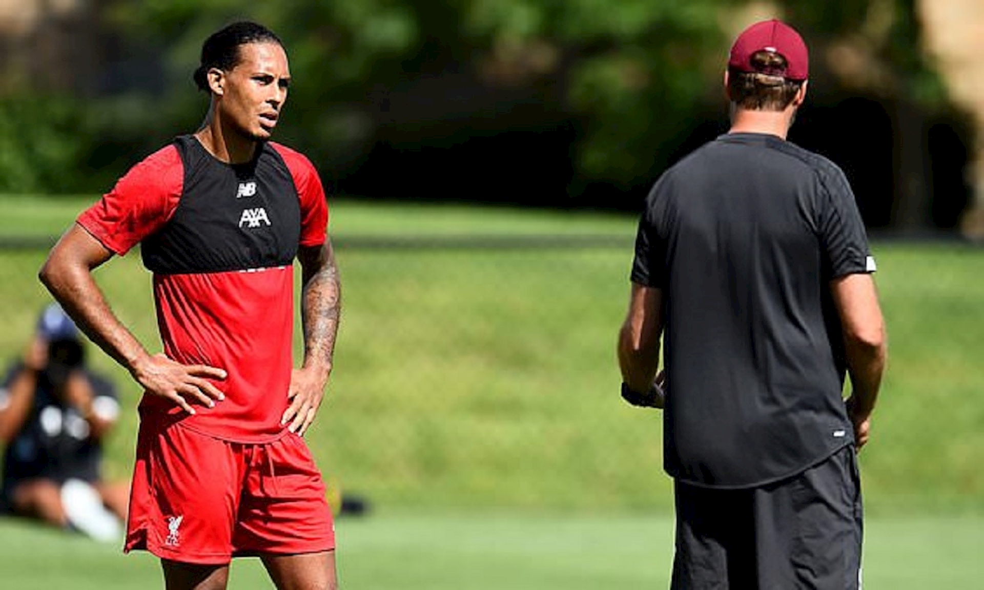 Jurgen Klopp: “Đầu gối của Van Dijk trông không được tốt”
