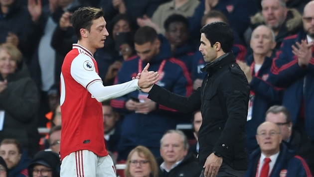 Nếu là Chủ tịch Arsenal, bạn sẽ làm gì với Mesut Ozil?