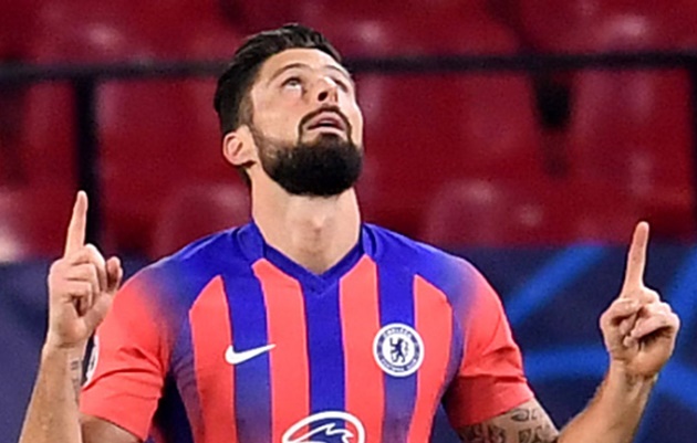 Vừa rời sân, Giroud lập tức làm 1 chuyện với Abraham