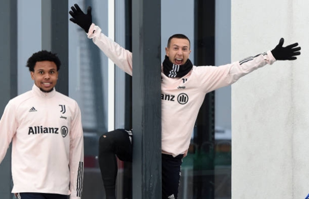 Ronaldo và dàn sao Juve tạo dáng hài hước giữa tuyết rơi
