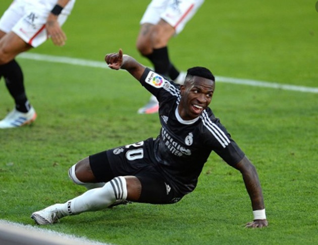 Vinicius Jr gây choáng bởi pha bỏ lỡ "đi vào lòng đất" khiến NHM bàng hoàng