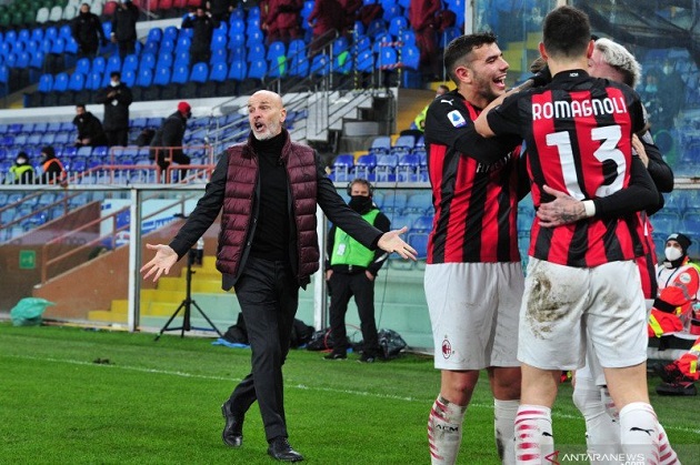 Quá phấn khích vì các học trò, HLV AC Milan có hành động lạ