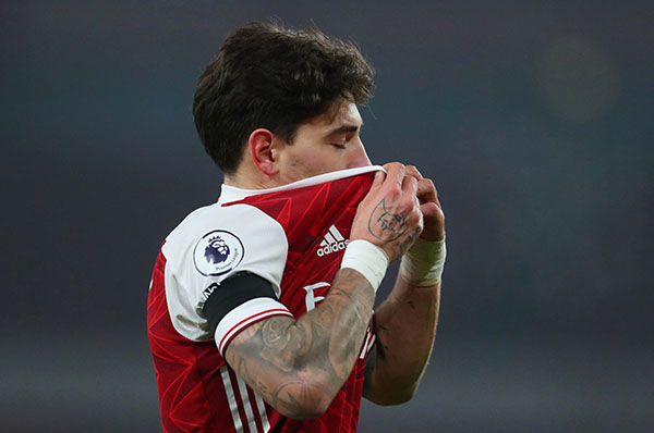 Tony Adams chỉ ra cầu thủ "không biết chơi bóng" ở Arsenal