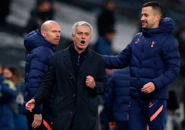 Tottenham thắng Derby London, Mourinho thực hiện động thái gây bão