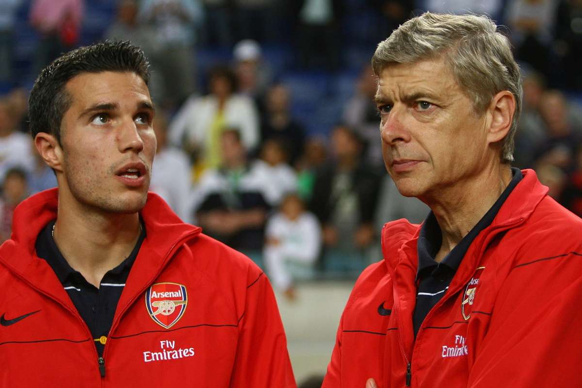 Van Persie tiết lộ từng yêu cầu Arsene Wenger chiêu mộ hậu vệ “sát thủ”