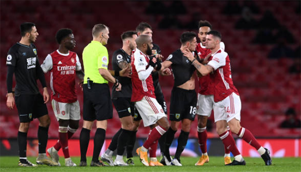 3 điều rút ra trận Arsenal 0-1 Burnley: The Gunners đấu võ, Aubameyang chưa hết "đen"