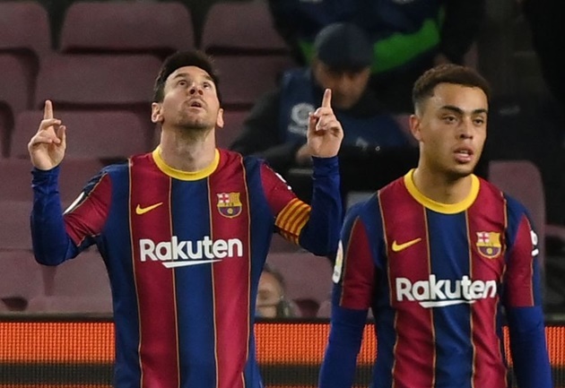Messi lóe sáng giải mã 'người nhện', Barca nhọc nhằn thắng sát nút