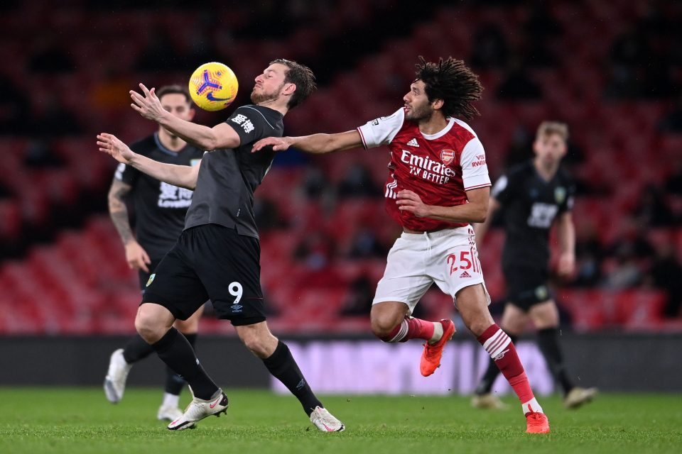 Quá chán Arsenal, "sếp sòng" ngồi chơi game trên khán đài?