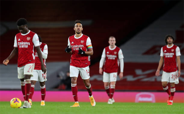 Xhaka nhận thẻ đỏ, Aubameyang phản lưới nhà, Arsenal thất thủ trước Bunrley