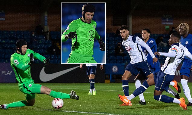 Cech có màn trở lại đáng quên, "bom xịt" Chelsea hóa rồ ăn ngay thẻ đỏ