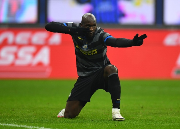 Thủ quân bị đuổi khỏi sân, Lukaku bắn hạ Napoli