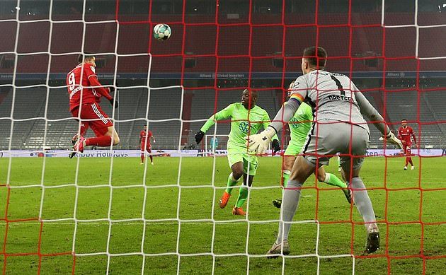 Lewandowski vượt mốc 250 bàn thắng, Bayern vẫn ở ngôi nhì bảng Bundesliga