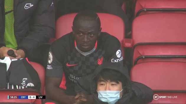 Sadio Mane hậm hực khi phải rời sân nhường chỗ cho Salah