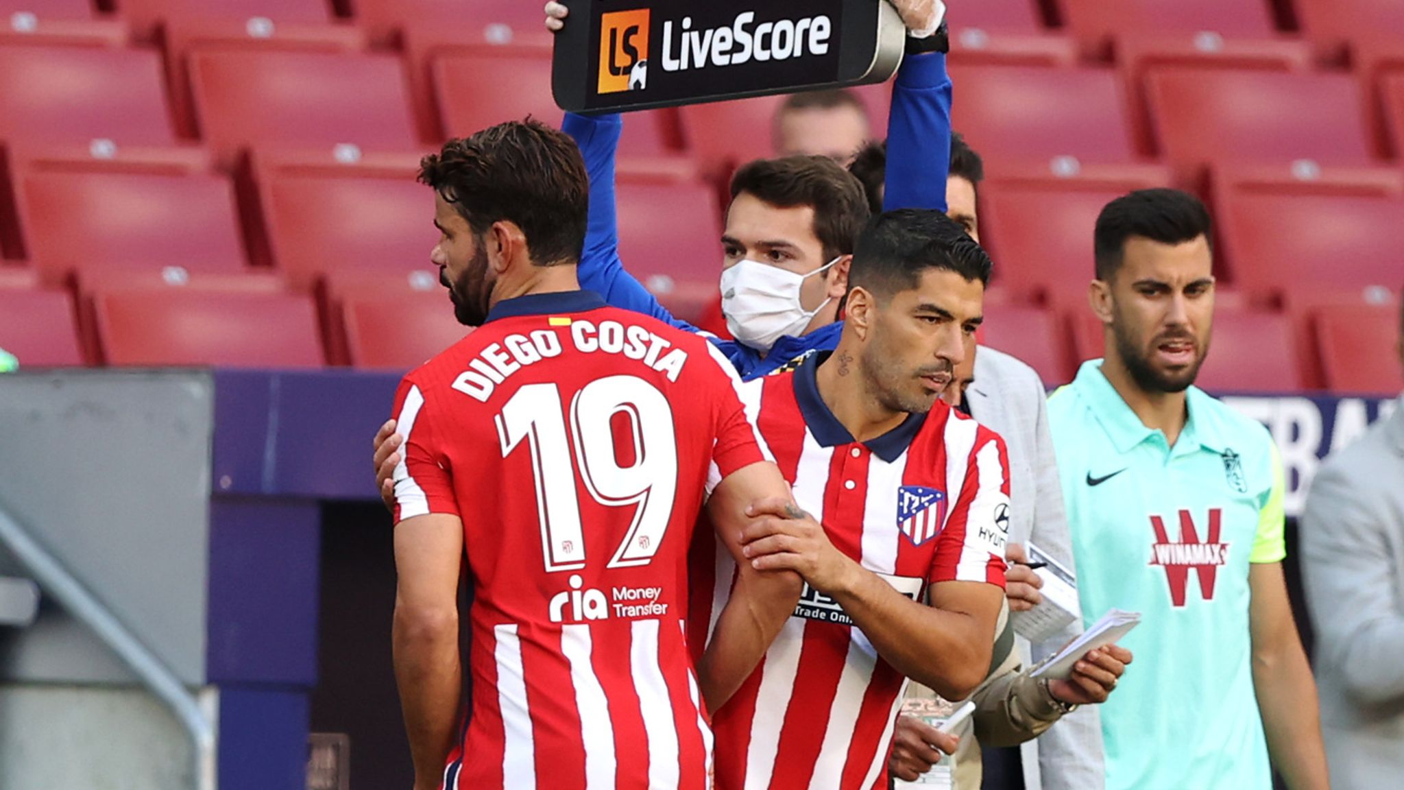Diego Costa “giận ra mặt” vì bị Luis Suarez làm lu mờ